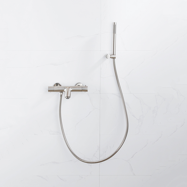 Fortifura Calvi Thermostatische badkraan met staafhanddouche, handdouchehouder en gladde doucheslang Geborsteld RVS PVD (RVS) SW496812/SW720566/SW720222/SW728177