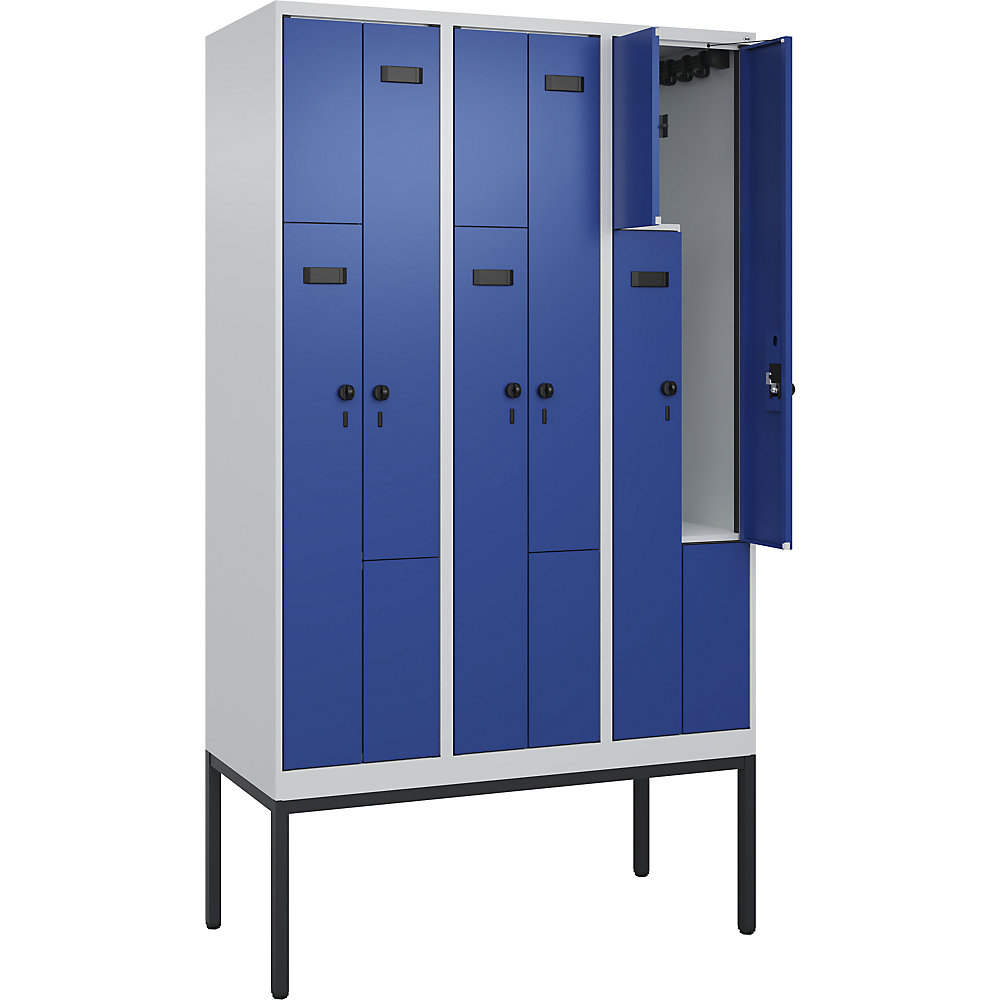 Z-lockerkast Evolo PLUS, 3 compartimenten, lichtgrijs / gentiaanblauw, b = 1200 mm, 6 vakken, met smalle voeten, veiligheidsdraaigrendel