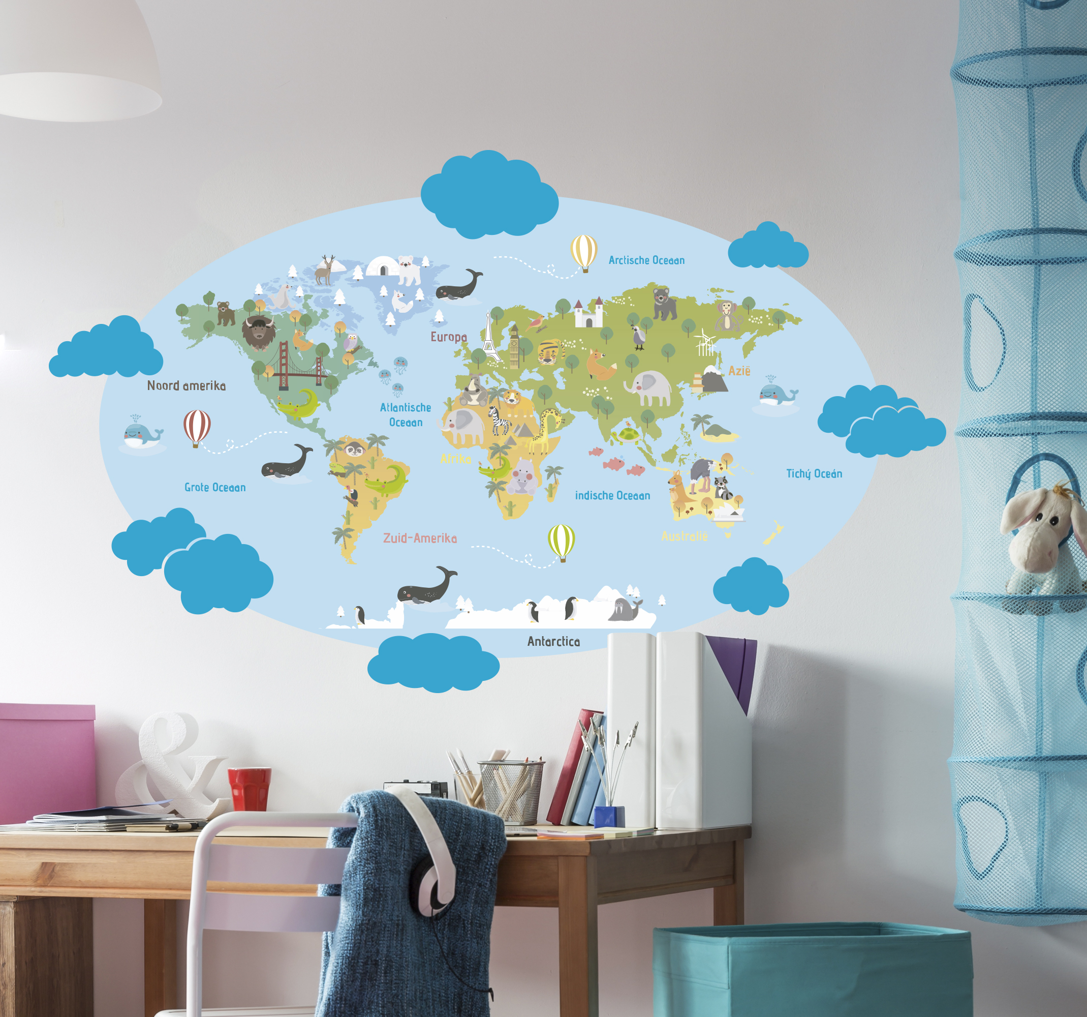 Tenstickers Muursticker wereldkaart met wolkjes