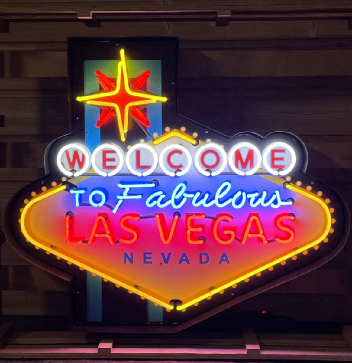 Fiftiesstore Welcome To Las Vegas Neon Met Achterplaat In Metalen Omlijsting 103 x 88 cm