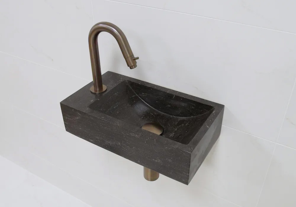 Lambini Designs Recto rechts natuursteen fonteinset met verouderd messing gebogen fonteinkraan en toebehoren