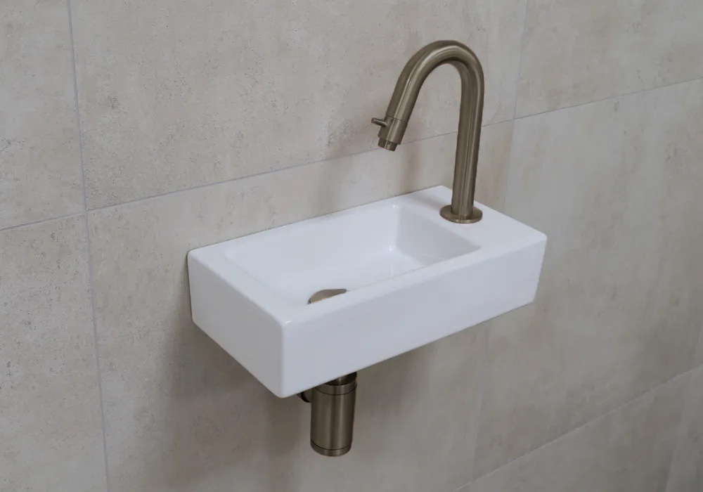 Mueller Mini Rhea fonteinset mat wit met verouderd messing gebogen fonteinkraan rechts