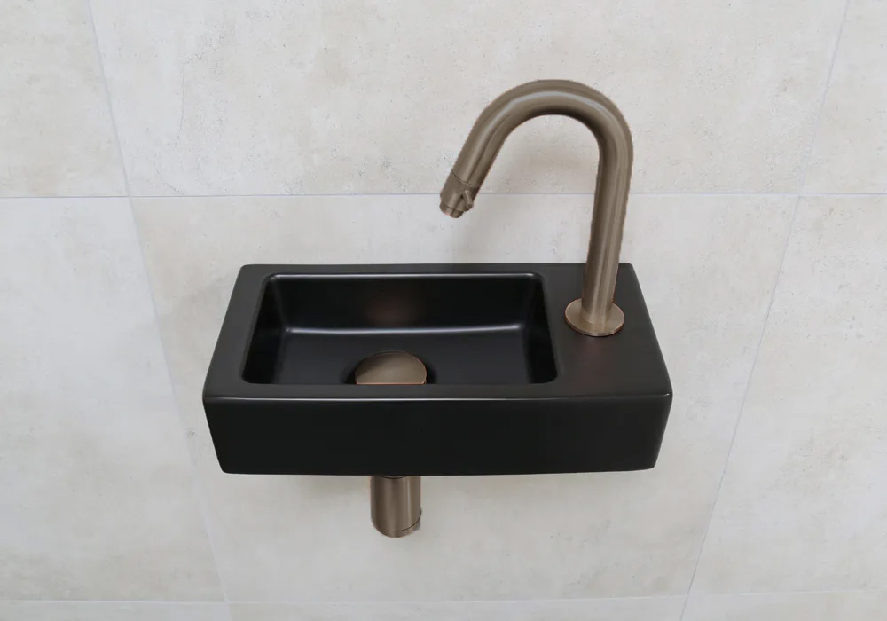 Mueller Mini Rhea fonteinset mat zwart met verouderd messing gebogen fonteinkraan links