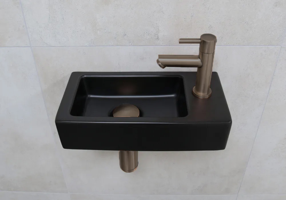 Mueller Mini Rhea fonteinset mat zwart met verouderd messing fonteinkraan links
