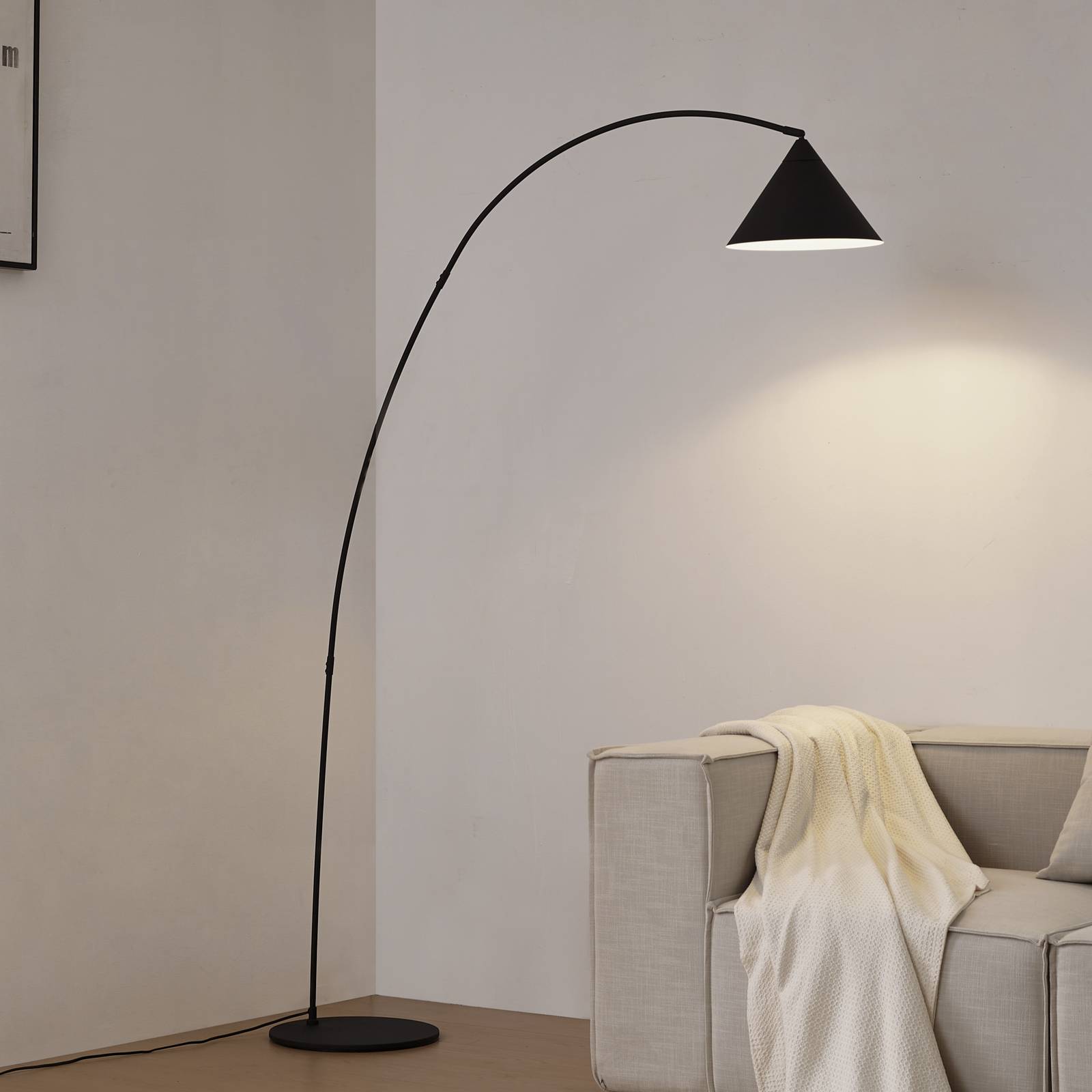 LINDBY booglamp Triangolo, zwart, hoogte 195 cm, metaal E27