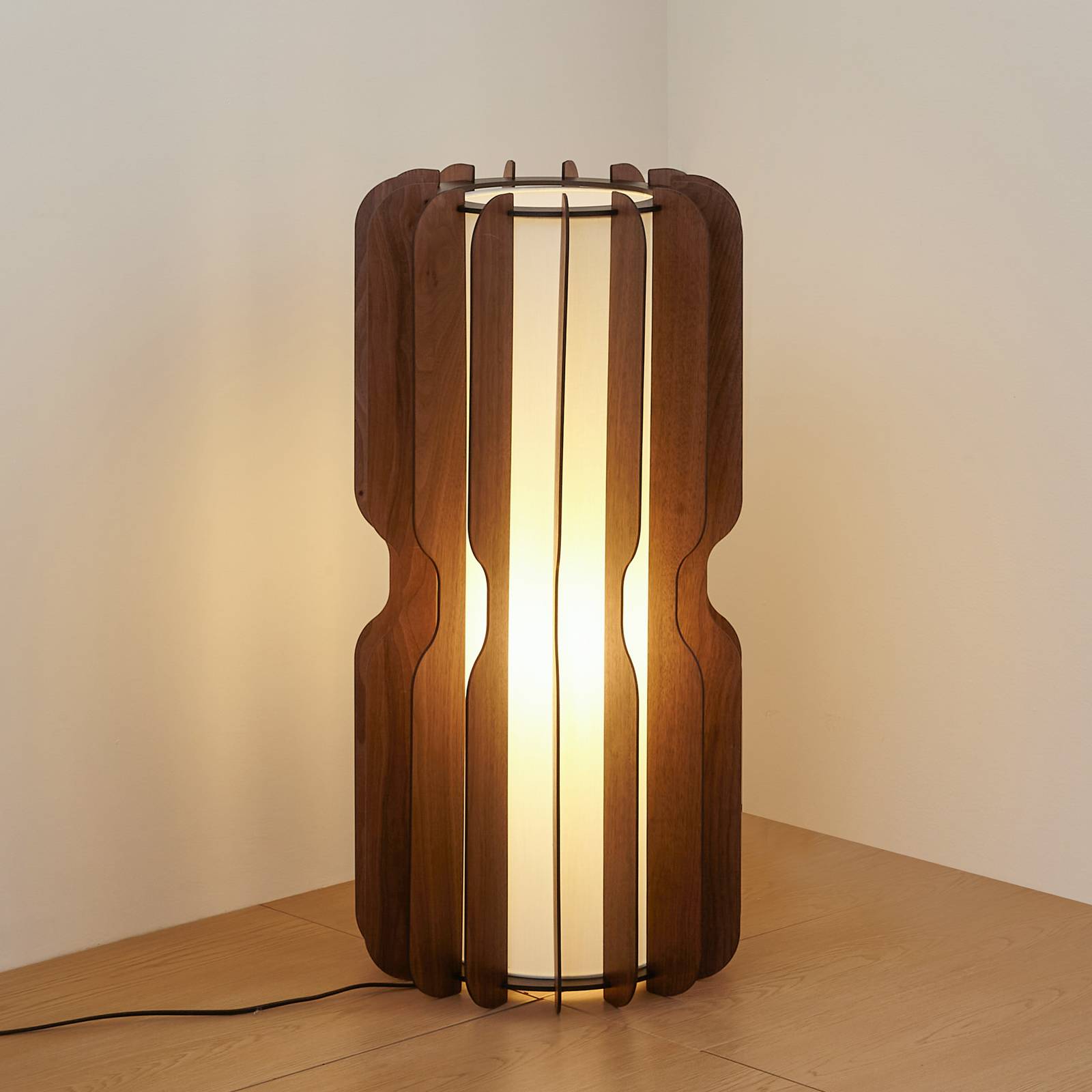 LUCANDE vloerlamp Juneta, 75 cm, bruin, hout, textiel