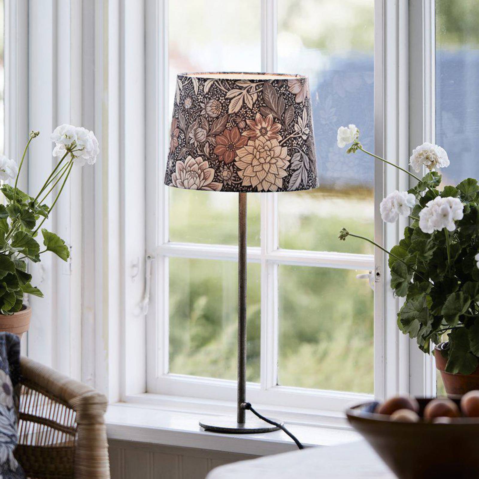 PR Home Tafellamp BASE DAHLIA, bruin, hoogte 58 cm, stof
