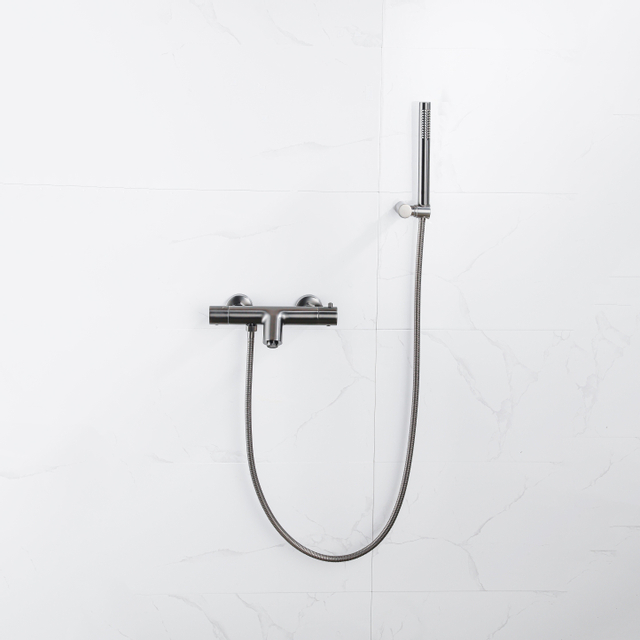 Fortifura Calvi Thermostatische badkraan met staafhanddouche, handdouchehouder en metalen doucheslang Geborsteld Gunmetal PVD SW766537/SW720568/SW720225/SW706207