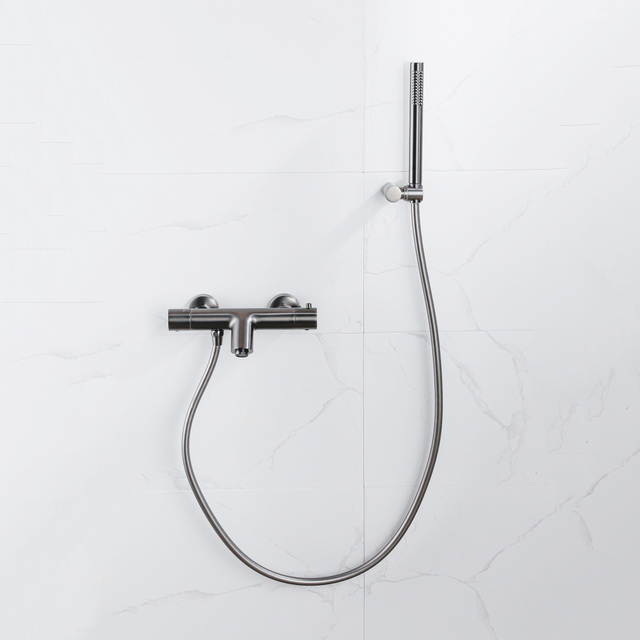 Fortifura Calvi Thermostatische badkraan met staafhanddouche, handdouchehouder en gladde doucheslang Geborsteld Gunmetal PVD SW496810/SW720564/SW720223/SW706209