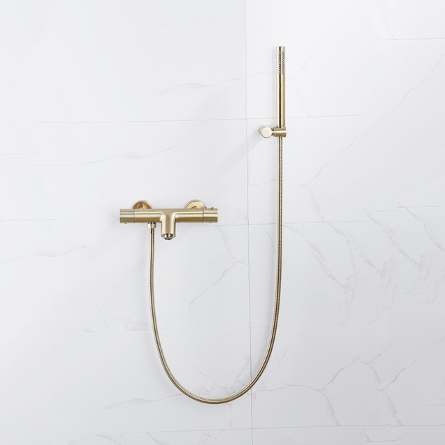 Fortifura Calvi Thermostatische badkraan met staafhanddouche, handdouchehouder en metalen doucheslang Geborsteld Messing PVD (Goud) SW720570/SW720567/SW720226/SW706206