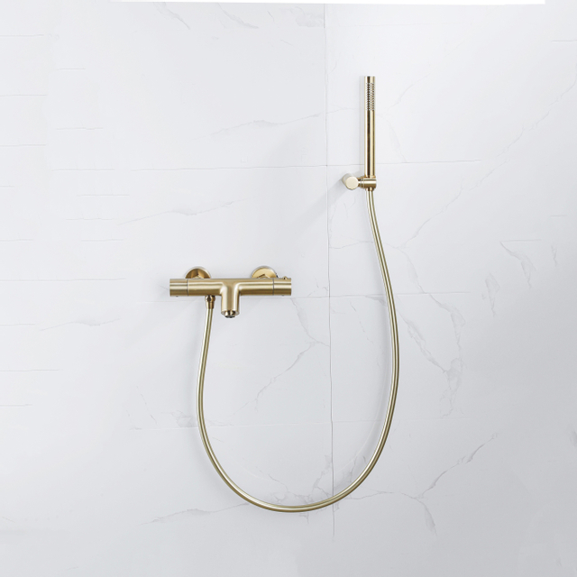 Fortifura Calvi Thermostatische badkraan met staafhanddouche, handdouchehouder en gladde doucheslang Geborsteld Messing PVD (Goud) SW720570/SW720567/SW720226/SW728176