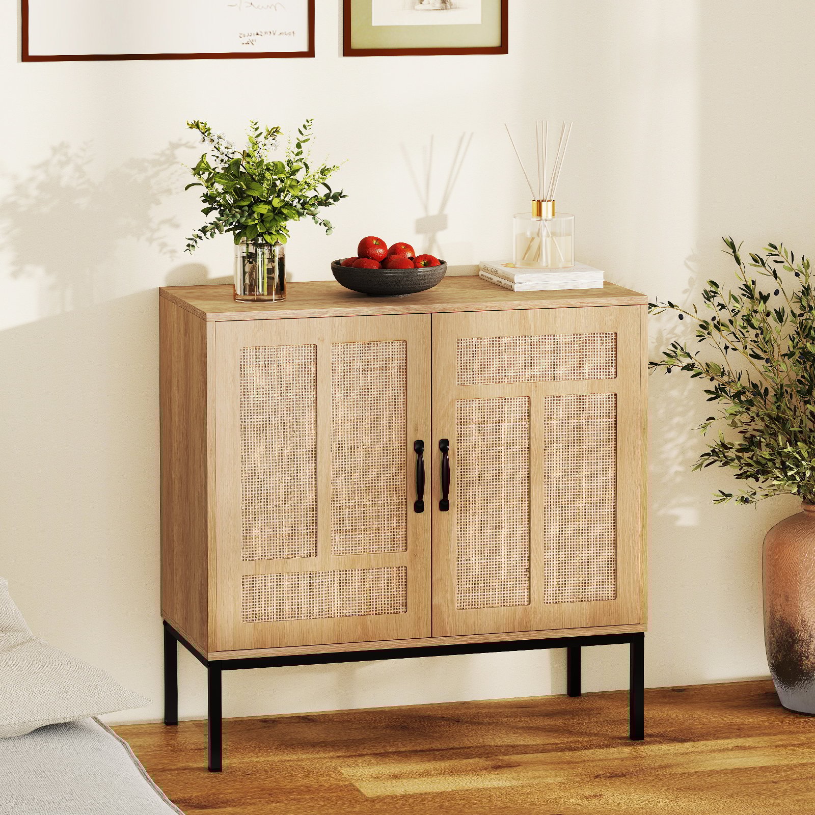 Costway Rieten Sideboard met 3-voudig Verstelbaar Rek & 2 Deuren Boho Buffet Accentkast Natuur