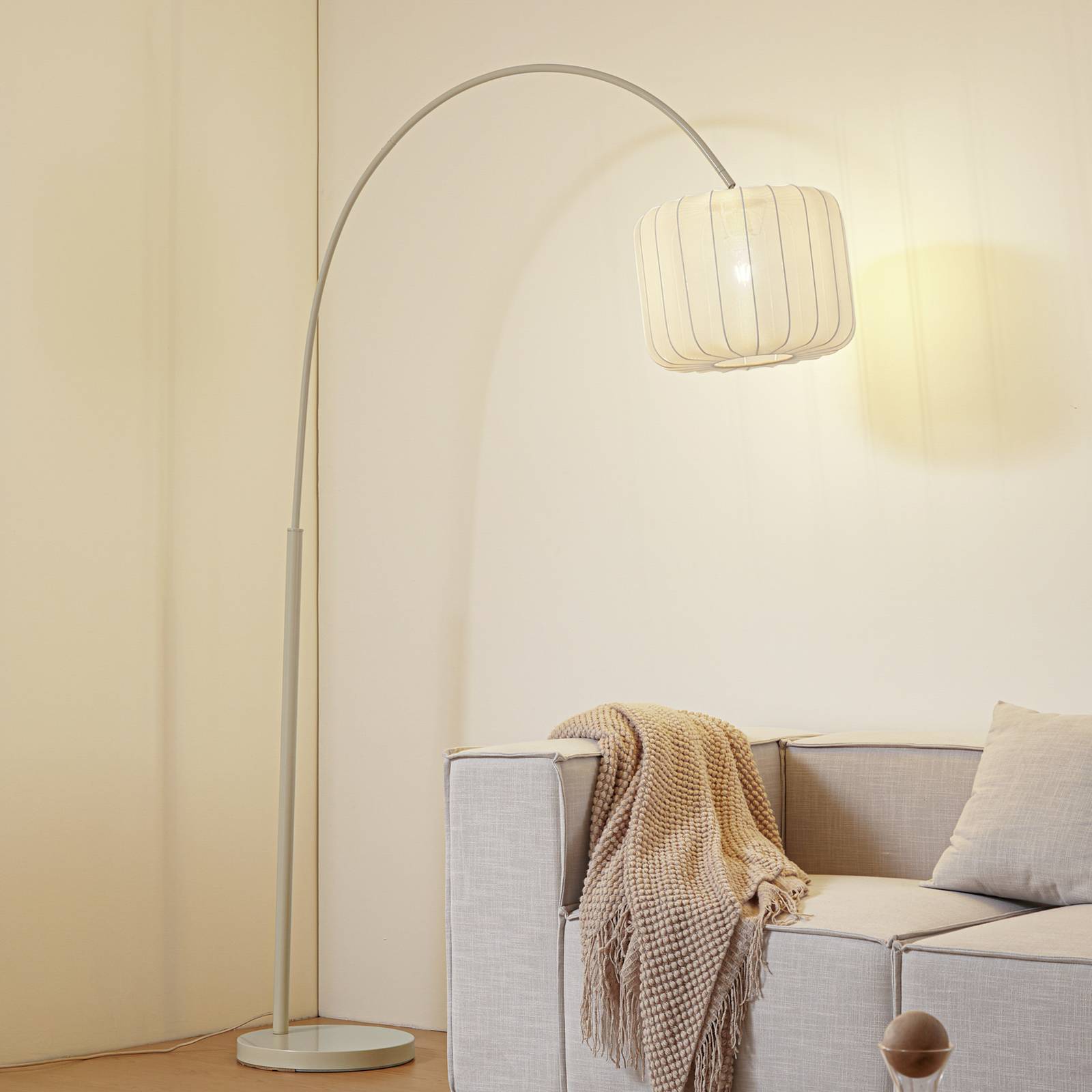 LINDBY booglamp Helin, beige, textiel, hoogte 198,5 cm