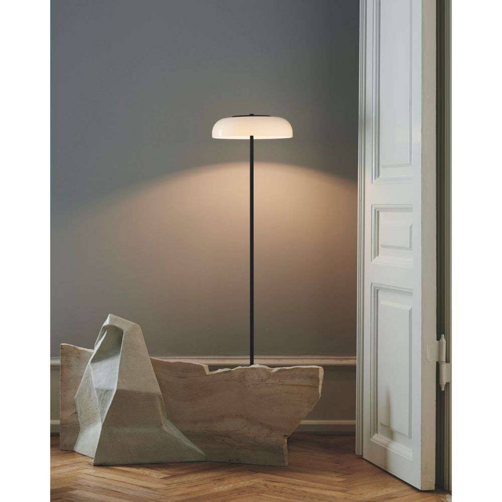 Nuura Aps Nuura LED vloerlamp Blossi, hoogte 120 cm, zwart/opaak