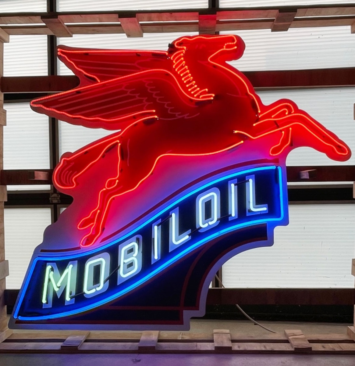 Fiftiesstore Mobiloil Pegasus Neon Verlichting XL 164 x 140 cm - Rood, Wit, Blauw