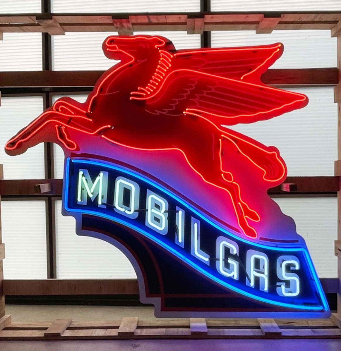 Fiftiesstore Mobilgas Pegasus Neon Verlichting XL 164 x 140 cm - Rood, Wit, Blauw