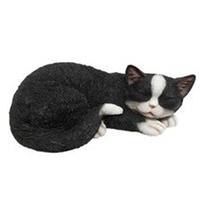 Dierenbeeld slapende kat/poes zwart/wit 28 cm Zwart
