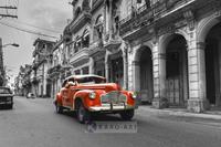 Karo-art Schilderij - Rode oldtimer in de straten van Havana, Cuba, Zwart wit rood , 3 maten , Premium print