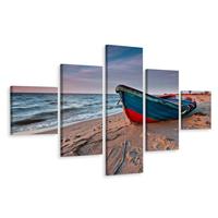 Karo-art Schilderij - Gekleurde Boot op het Strand, Premium Print