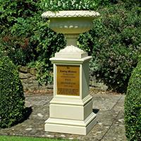 Gartentraum.de Stein Gartenamphore mit Sockel und Inschrift - Cuthred Park / Sand