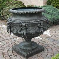 Gartentraum.de Barocke Bronze Gartenvase mit Engeln - Vicomte