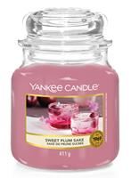 Yankee Candle Geurkaars Medium Sweet Plum Sake - 13 cm / ø 11 cm