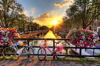 Karo-art Schilderij - Zonnig Amsterdam, Fietsen en Gracht, Premium Print, Wanddecoratie