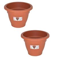 Hega Hogar Set van 2x stuks terra cotta kleur ronde plantenpot/bloempot kunststof diameter 18 cm - Plantenbakken/bloembakken voor buiten