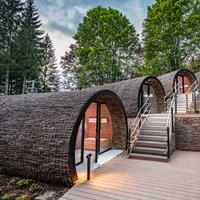Gartentraum.de Große runde Outdoor Bio Sauna mit 12 bis 18 Plätzen - individuelle Gestaltung - Shell / Außenverkleidung mit Kokosmatte