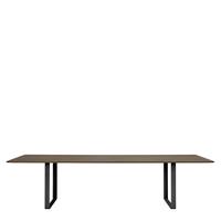 Muuto 70/70 Eettafel Gerookt Massief Eiken Zwart Onderstel - b. 295 x d. 108 cm.