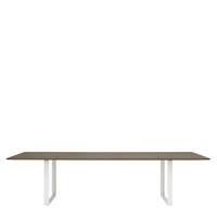 Muuto 70/70 Eettafel Gerookt Massief Eiken Wit Onderstel - b. 295 x d. 108 cm.