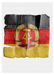 Wallario Schaum-Badematte »DDR Flagge auf altem Papier - schwarz rot gold« , Höhe 5 mm, rutschhemmend, geeignet für Fußbodenheizungen
