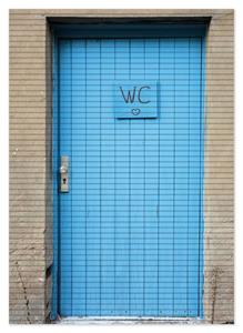 Wallario Schaum-Badematte »Blaue Tür einer Toilette in einer verlassenen Fabrik in Magdeburg« , Höhe 5 mm, rutschhemmend, geeignet für Fußbodenheizungen