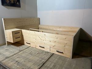 Het Steigerhouthuis 2-persoons bed met 3 lades en 2 nachtkastjes (160x200)