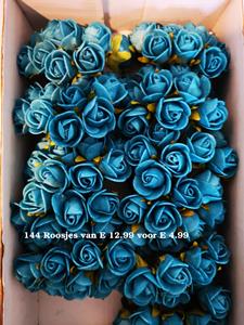 Decoflorall Actie Mini foam roos 2 cm. Blauw Azuro/ doos144 van E 12.99 voor E 4.99 Mini foam roos