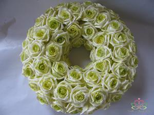 Decoflorall Krans foamrozen elegant cremeGroen 30cm. Krans foamrozen