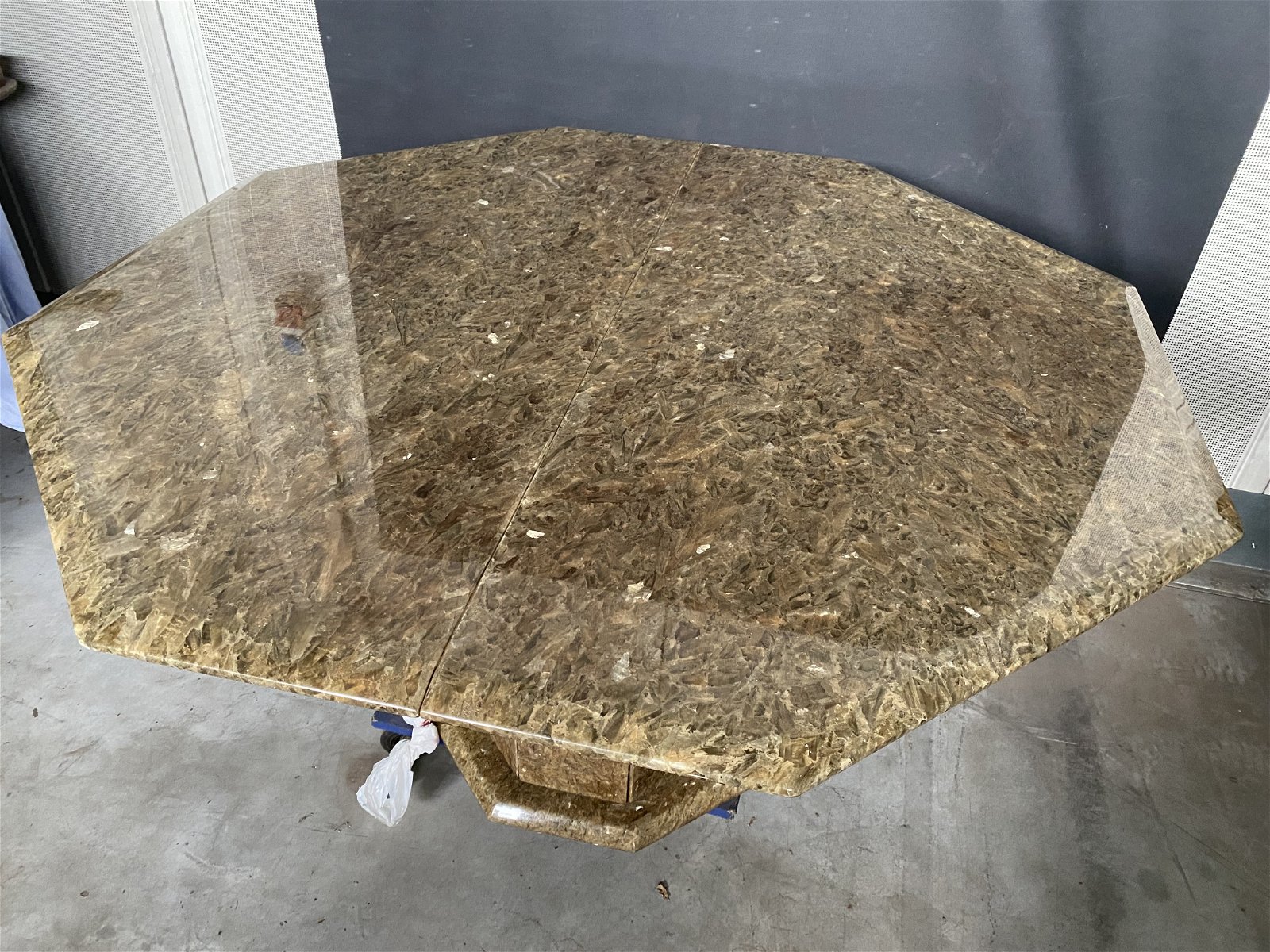 Whoppah Lavamar octagonale tafel Marble - Tweedehands
