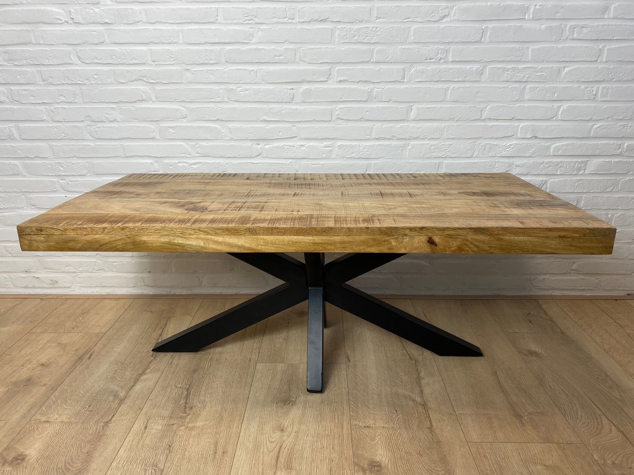 Industrielemeubelshop Mangohouten salontafel Steve met matrixpoot