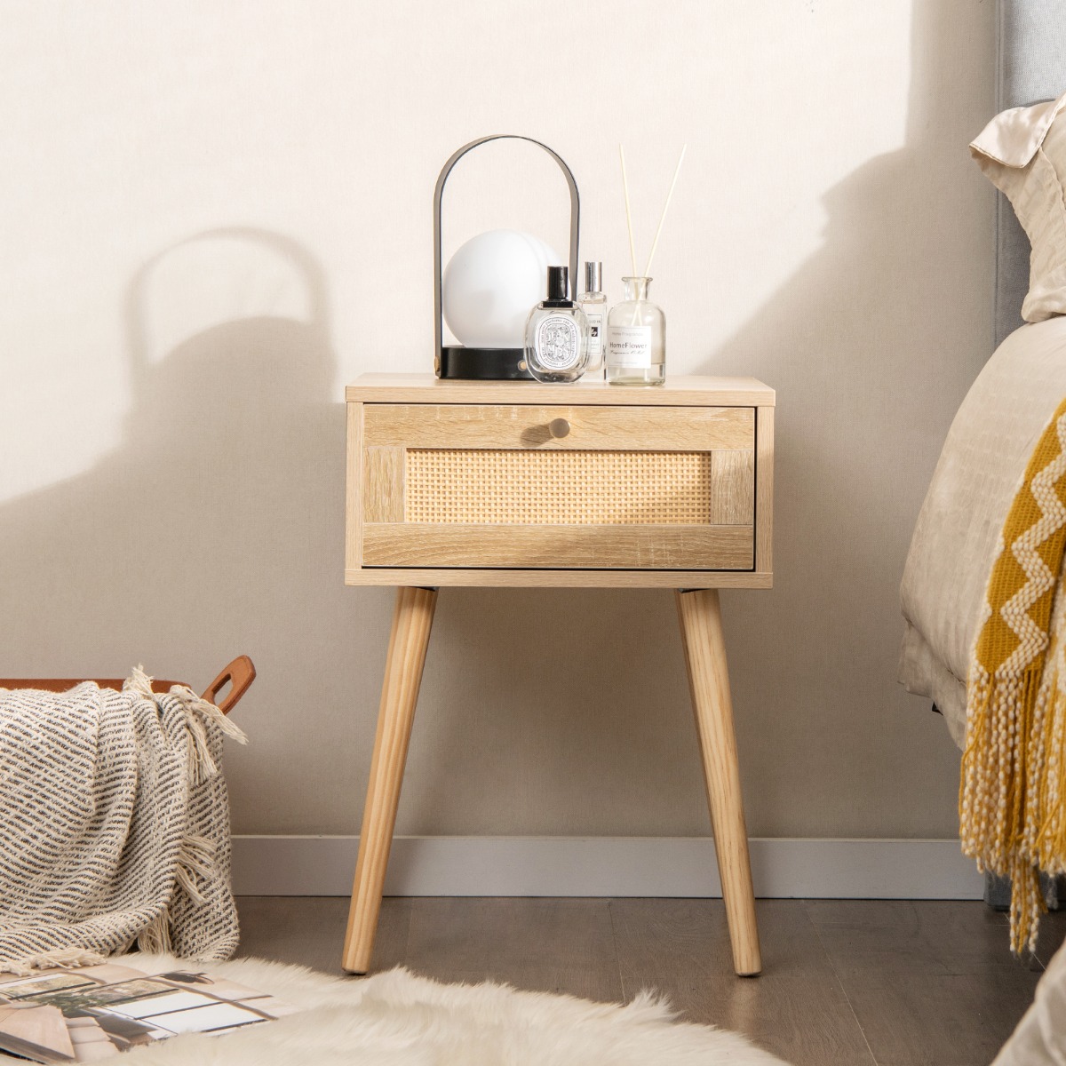 Costway Rotan Nachtkastje Boho Bijzettafel met Handgeweven Rotan Decoratie Moderne Houten Bijzettafel uit het Midden Natuur