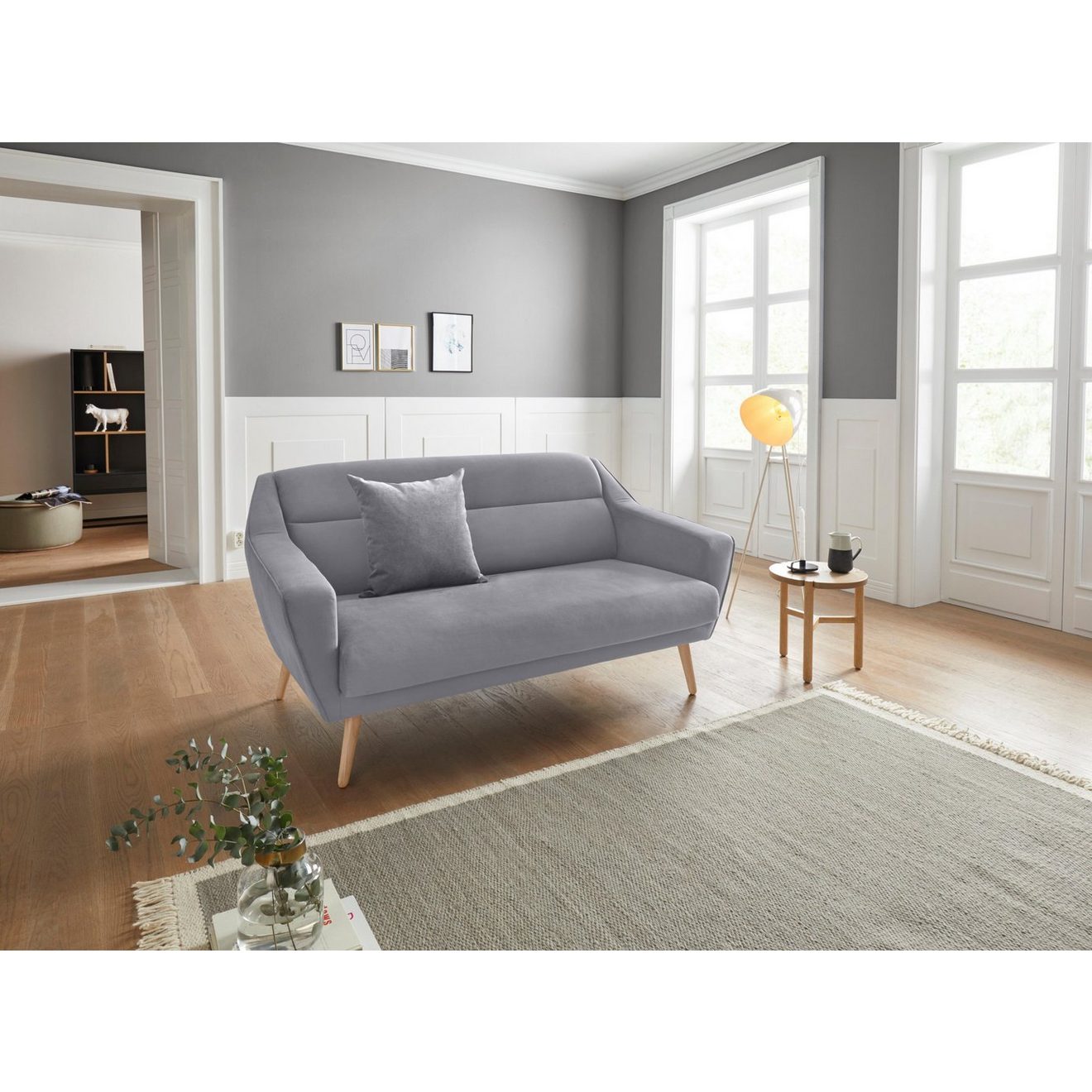Andas 2-zitsbank Bille met naad in het rugkussen en eikenhouten poten, design by morten georgsen
