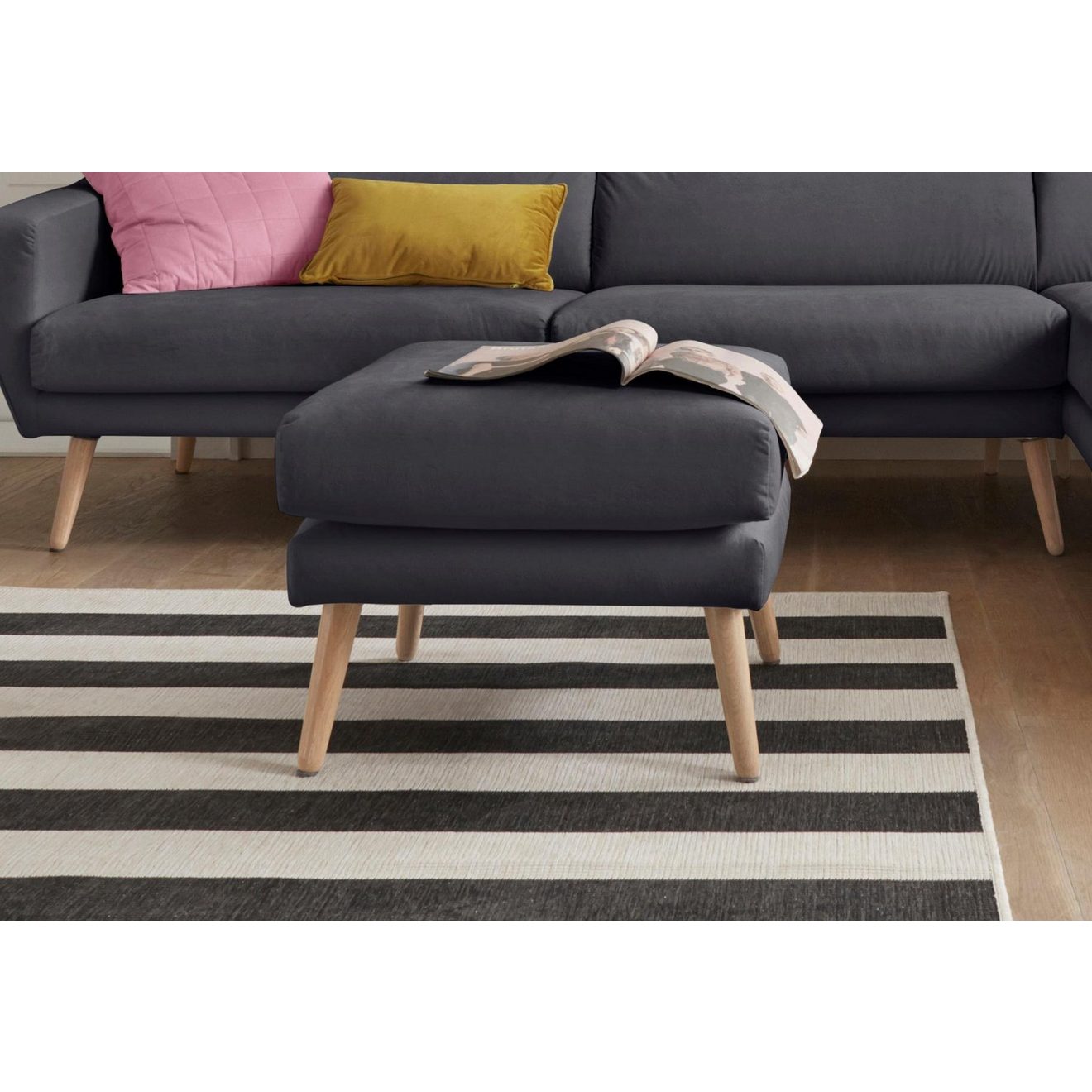Andas Hocker Bille met eiken poten, design by morten georgsen