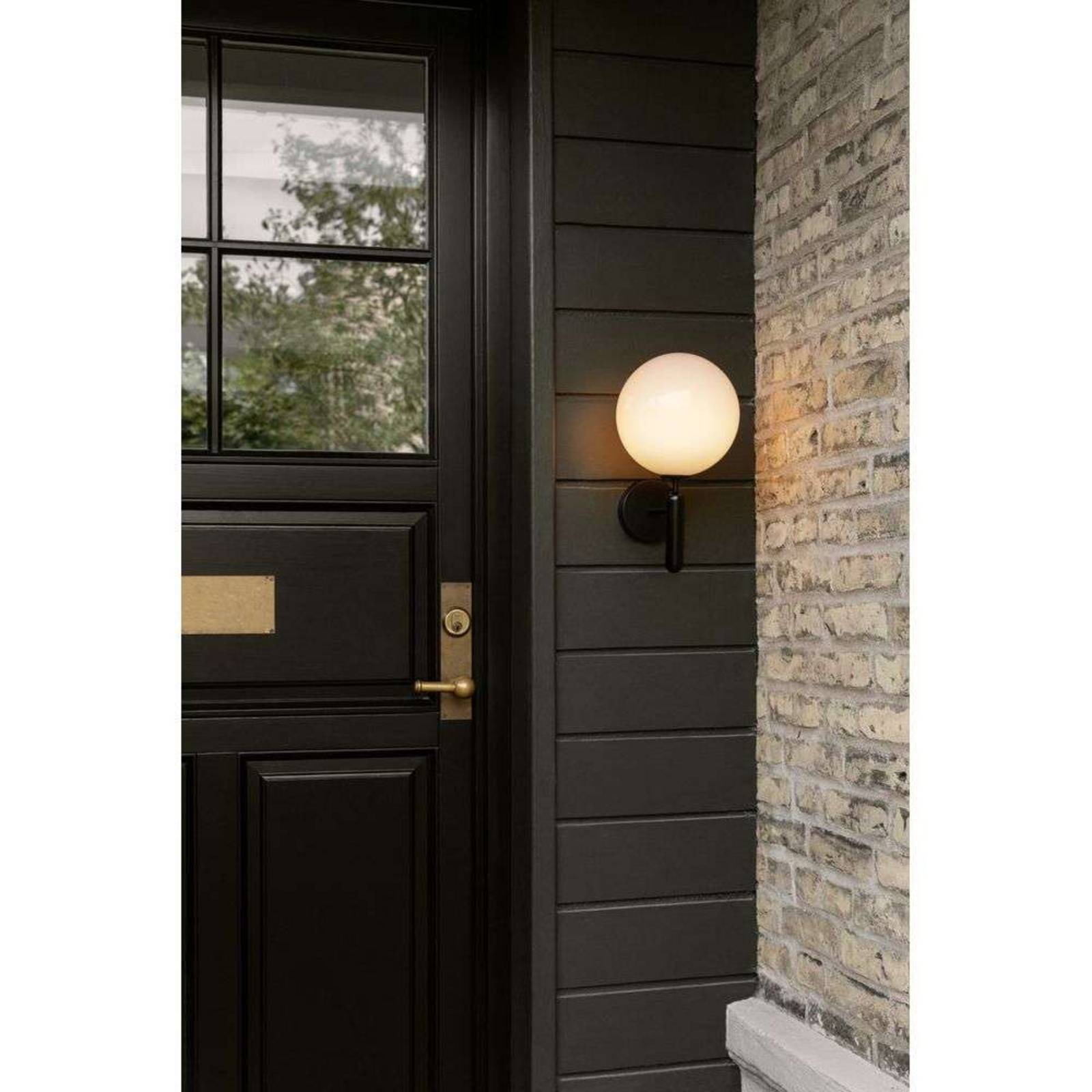 Nuura Aps Nuura buitenwandlamp Miira, Ø 20 cm, zwart/opaal