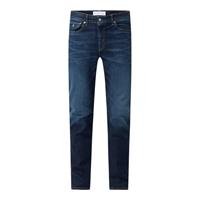 calvinkleinjeans Calvin Klein Jeans - Smalle jeans met toelopende pijpen in donkere wassing-Blauw